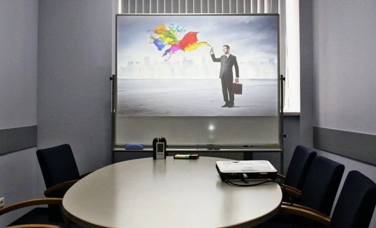 Проекторы для офиса и обучения: на что обратить внимание при покупке